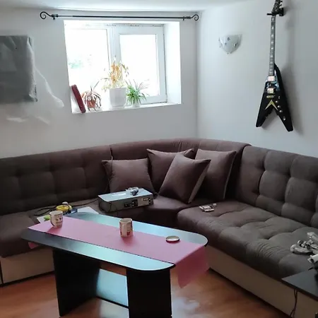2 Bed - Sleeps 7 - Private Garden - Parking 아파트 *