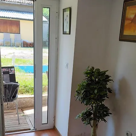2 Bed - Sleeps 7 - Private Garden - Parking 아파트