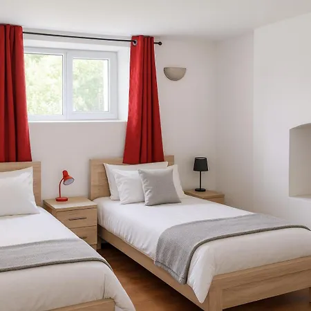 2 Bed - Sleeps 7 - Private Garden - Parking * Tŭnkovo